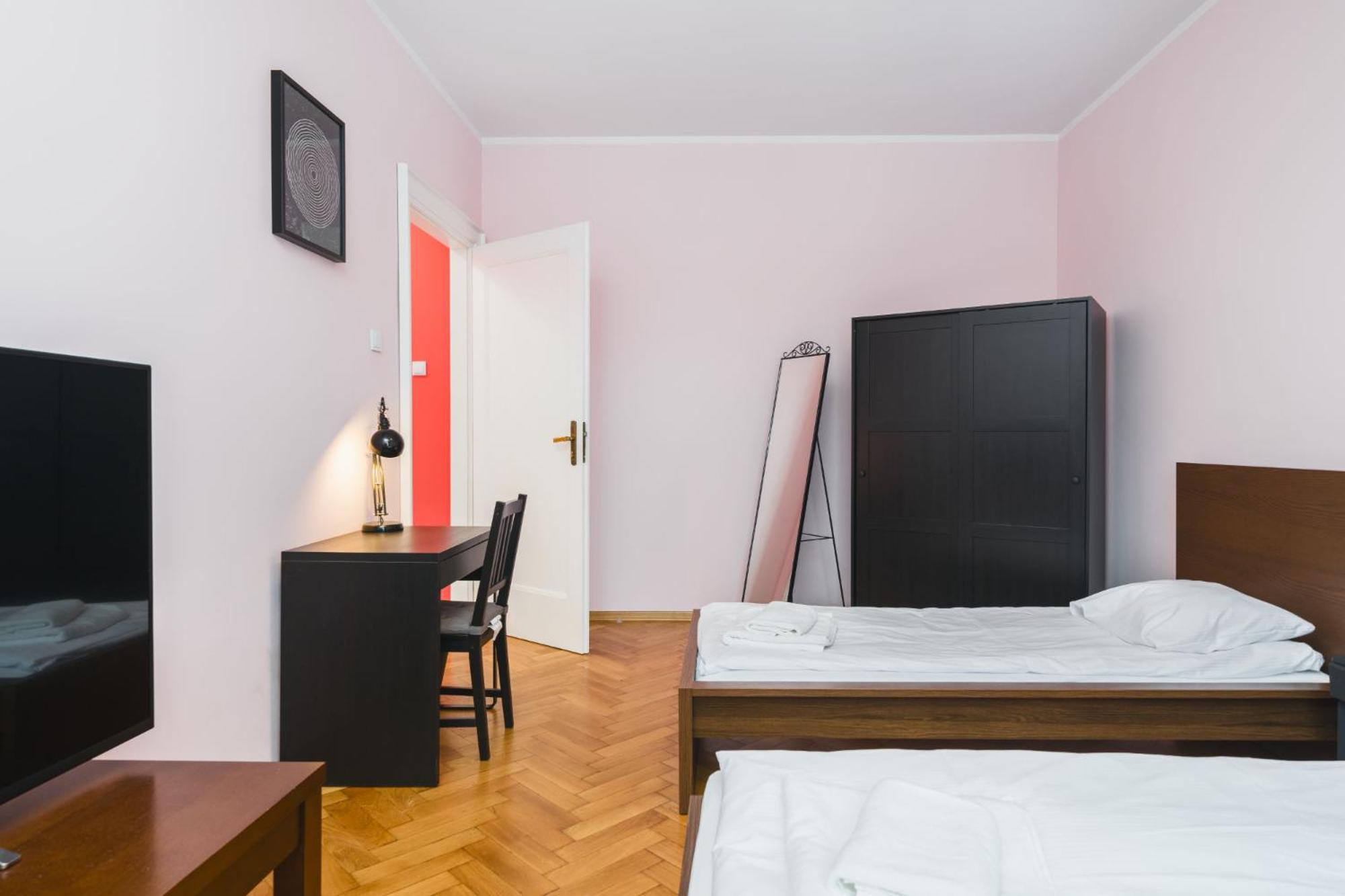 Modern Urban Escape - Old Town Apartment - By Upstairs Cracovia Exterior foto